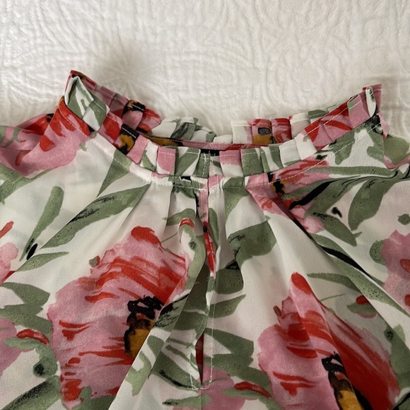 Tahari Size M Floral Top - Picture 3 of 4